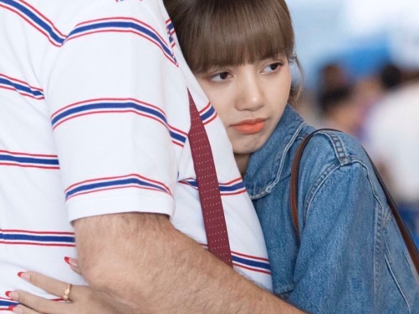 超萌！BLACKPINK 人氣成員 Lisa 私下超黏爸爸，一見到父親就像是小女孩狂擁抱！