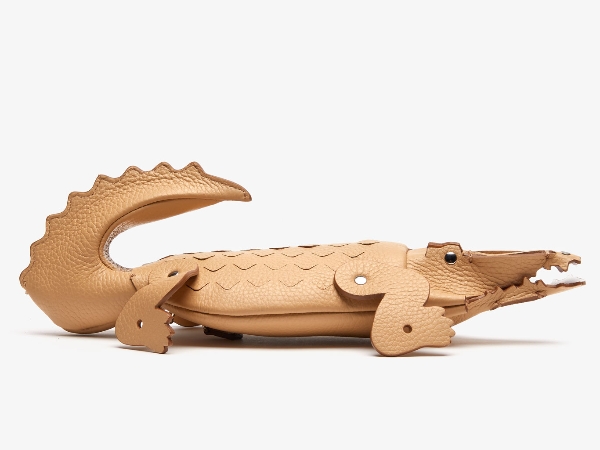 拎著一隻鱷魚上街有合理?LACOSTE 這咖「腦洞大開手拿包」引起熱議⋯網友:要餵牠吃飯嗎?