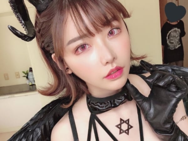 黑魔女也能耍萌？AV 女優深田詠美新片「暗黑版黑魔女」壞中帶甜妝容大解析：女孩今晚就這樣化吧！
