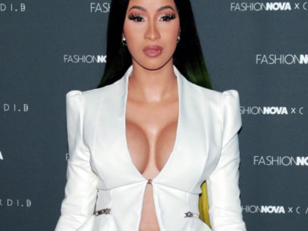 嗆辣饒舌天后 Cardi B 素顏低調帶女兒遊迪士尼樂園，網友驚：完全認不出來她是誰！