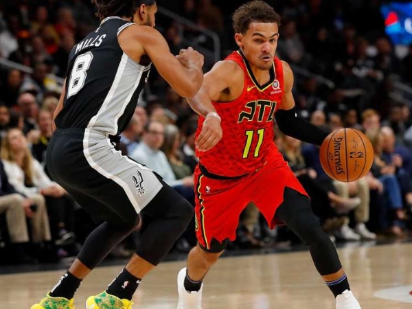 NBA 速報/太刁鑽!Trae Young 華麗運球戲耍 Aldridge,快速過人「神來一傳」輕鬆讓隊友雙手暴扣!