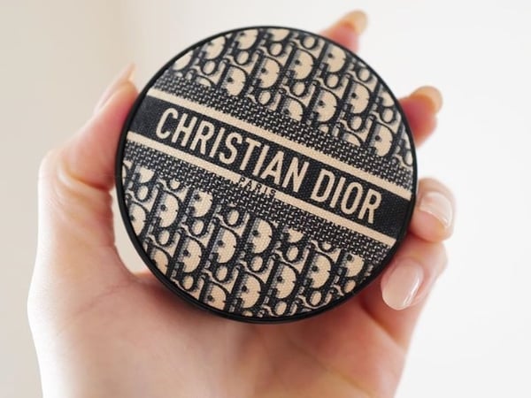 買不起包？就買粉餅吧！Dior Oblique 推出限量「復古緹花氣墊」美到讓人無法呼吸！