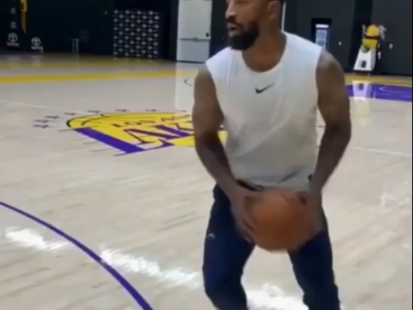 太震驚!JR Smith 正式抵達洛杉磯湖人球館試訓,「神經刀」有望再幫助詹皇拿下總冠軍?