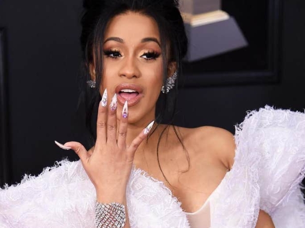 黑特嗆聲約見面打架！Cardi B 本尊真的殺到現場，讓兩個大男生超驚呆...