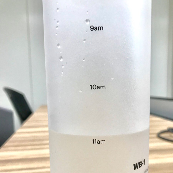 總忘記喝水到血尿？這款「懶人水瓶」超棒設計，告訴你幾點鐘就要喝完多少白開水！