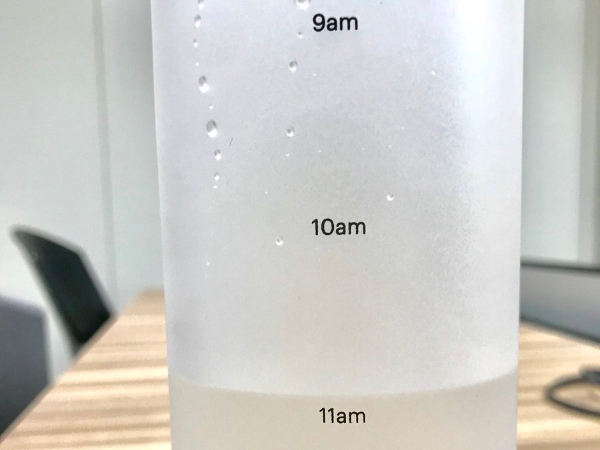 總忘記喝水到血尿？這款「懶人水瓶」超棒設計，告訴你幾點鐘就要喝完多少白開水！