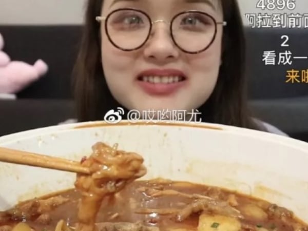 想紅不要命了？大胃王正妹「吃腐爛食物」　身體出現異狀：已經潰爛了！