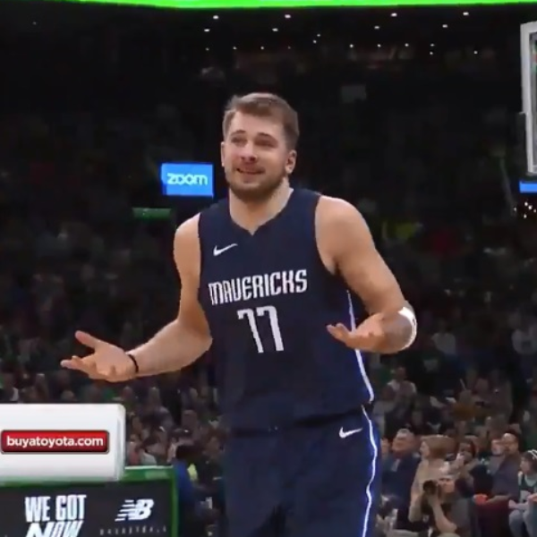 NBA 速報／神還原！Luka Doncic 後撤步大號三分吃掉對手，投進後「無奈聳肩」重現喬丹經典一幕！