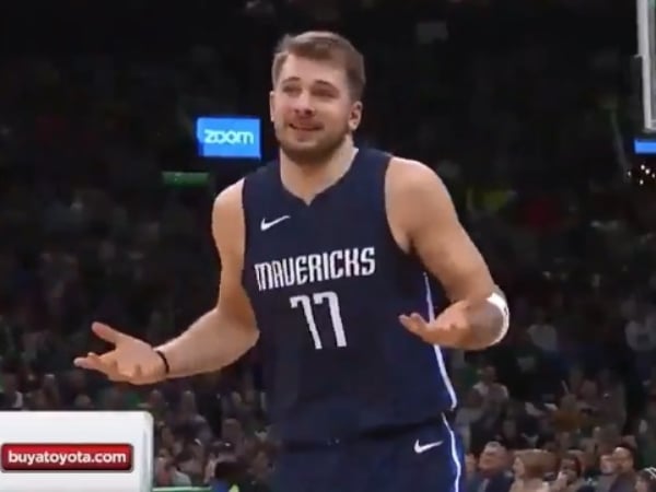 NBA 速報／神還原！Luka Doncic 後撤步大號三分吃掉對手，投進後「無奈聳肩」重現喬丹經典一幕！