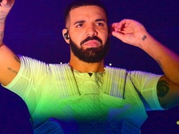 出道以來最囧演出！壓軸表演卻被觀眾「噓下台」⋯ Drake 高 EQ 回覆秒圈粉！網友：更愛他了～