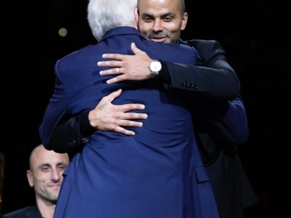 時代的眼淚！Tony Parker 馬刺 9 號球衣正式退休，波波教練哽咽：很幸運能看你從 19 歲一路成長！