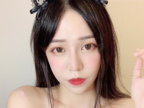 看不出大 9 歲！孫安佐的「姊姊系女友」阿乃五官深邃卻不顯老？全靠這 3 招祕技 KO 嫩妹！