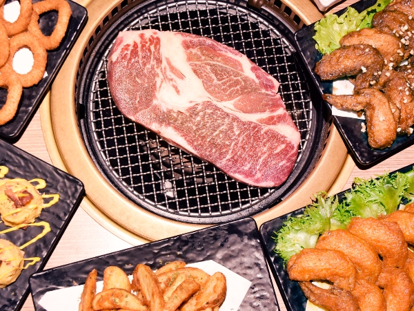 「比臉大的巨無霸牛排」免費吃到爽!11 月美食好康優惠懶人包,星巴克、GODIVA 買一送一