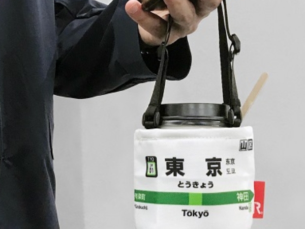 拿在手上就是潮！日本 JR 推出東京車站「站牌小提袋」，裝飲料未免也太可愛！