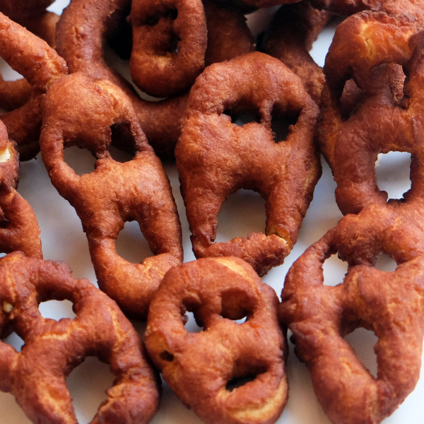 說好的溫馨可愛呢？！日本爸爸和女兒一起 DIY 青蛙甜甜圈，結果卻創造出了宛如地獄般的場景⋯