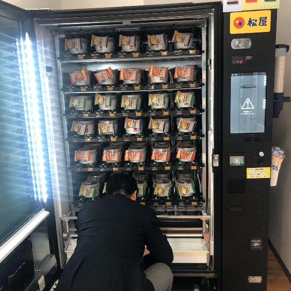 這間公司福利也太好！日本第一台「松屋自動販賣機」在這裡，讓全世界的上班族們都羨慕死了