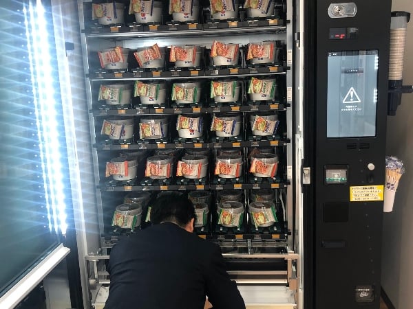 這間公司福利也太好!日本第一台「松屋自動販賣機」在這裡,讓全世界的上班族們都羨慕死了