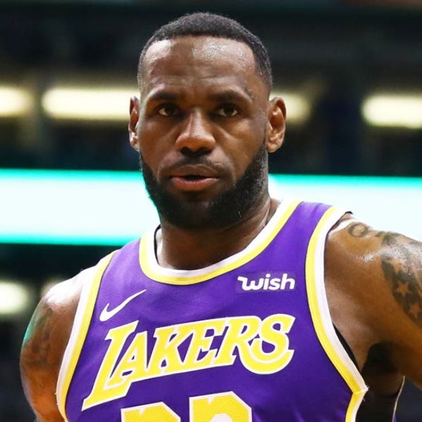 預約年度 10 大灌籃！詹皇超殘暴戰斧隔扣+死亡之瞪，板凳席直接沸騰