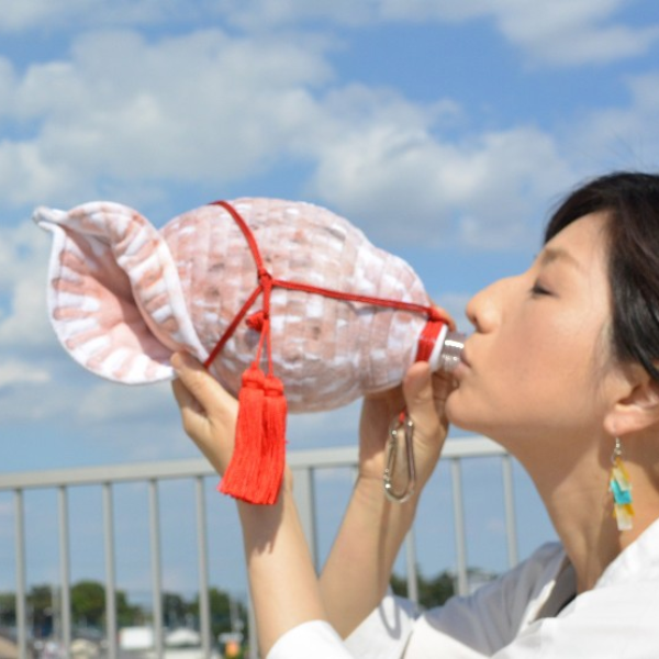 裡面是裝了梁靜茹給的勇氣？日本發明超有事的貝殼水瓶套，到底誰會帶這個出門啦！？