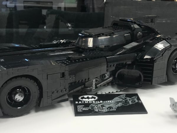 【老 J 推車】重現經典！1989 年蝙蝠車樂高模型搶先開箱，3306 片、彈出式機關槍逼真到不行！