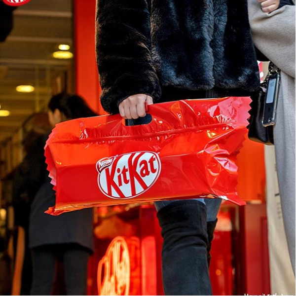 連包裝都一模一樣！韓國推出限量「巨大 KitKat 抱枕」，今年冬天走到哪都要帶著它！