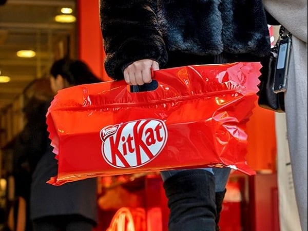 連包裝都一模一樣！韓國推出限量「巨大 KitKat 抱枕」，今年冬天走到哪都要帶著它！