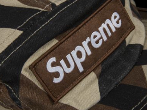 很會抄？！Supreme「侵權問題」再度上演，對方怒告每件「15 萬美元」天價賠償！