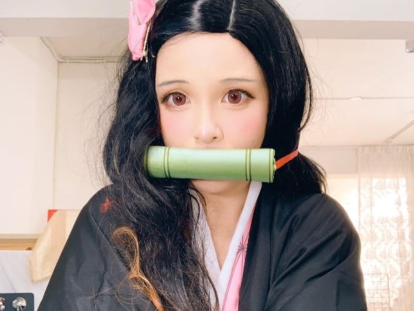 36H 嫩模扮「禰豆子」！咬竹賣萌突被扯衣領「彈出雙球」　網驚：是傳說中的乳之呼吸！