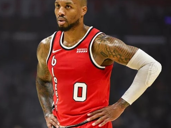Harden 到底有多難守?Lillard 忍不住抱怨:你根本不想碰到他,但他還是有辦法賺到犯規⋯