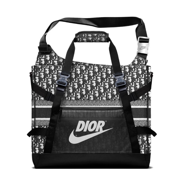又搞事！Dior x Nike 聯名包款悄悄曝光？光看照片就好想掏錢～