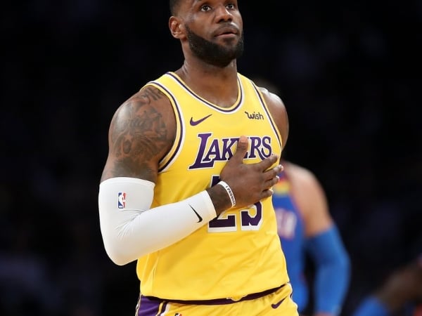 NBA 速報/火力全開!詹皇與 Rondo 合作「空中接力暴扣」驚豔全場,再創大三元寫下歷史新紀錄!