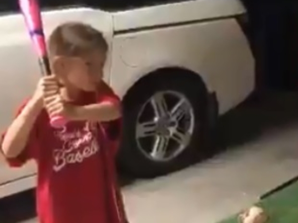 紅到大聯盟官網！美國小女孩「打棒球拔牙」超勇敢，網友驚呆：要是我一定不敢揮棒⋯