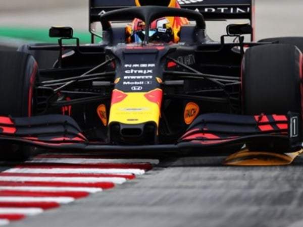 速起來！Red Bull F1 車隊僅花 1.82 秒完成換胎打破世界紀錄，別人還在組裝他們已經先上路了！