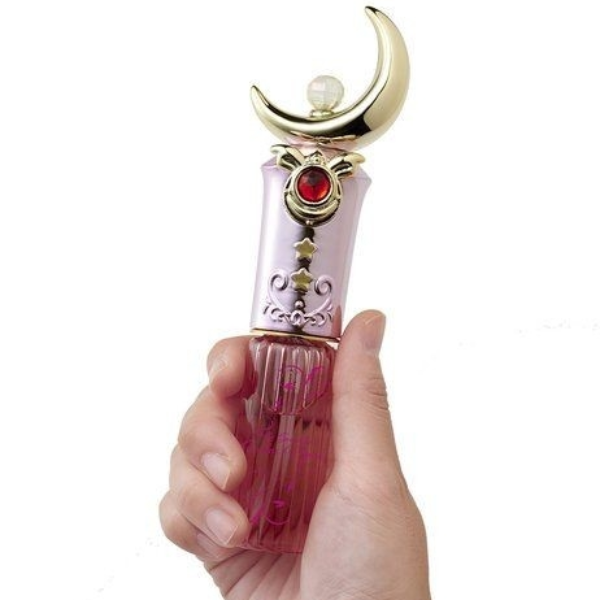 舉起這支一秒喚醒少女心！《美少女戰士》推出「月光手杖香水」，噴一下立刻變身！