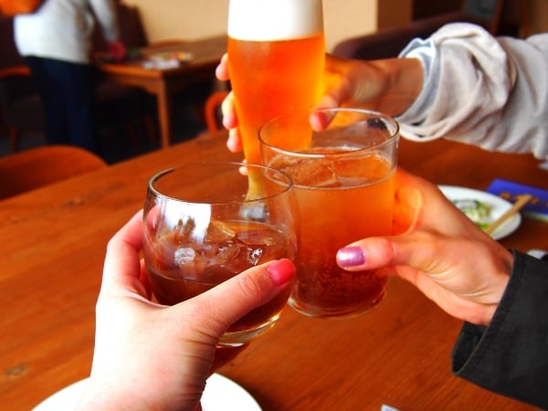 只要 400 元就能喝到爆！3 間超值「酒精飲料喝到飽」酒吧推薦，調酒、啤酒通通任你爽喝～