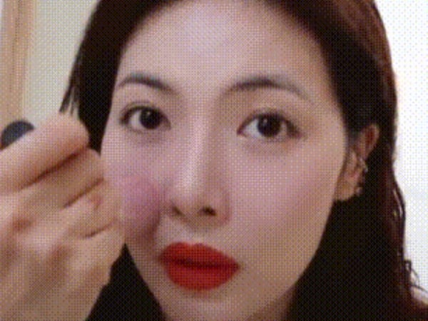 改當美妝博主?「泫雅」自拍化妝教學影片,性感豐唇原來都靠「這招」畫出來的!