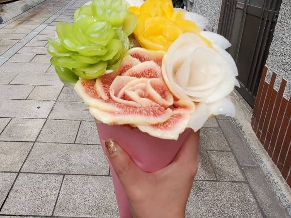 比臉還大的可麗餅太浮誇!日本爆紅「花束可麗餅」餡料滿到開花,網友:「水果才是本體」