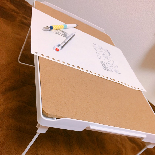 冬天耍廢必備！日本雜貨商店 3COIN 推出簡易版懶人書桌，140 元就能輕鬆打造！