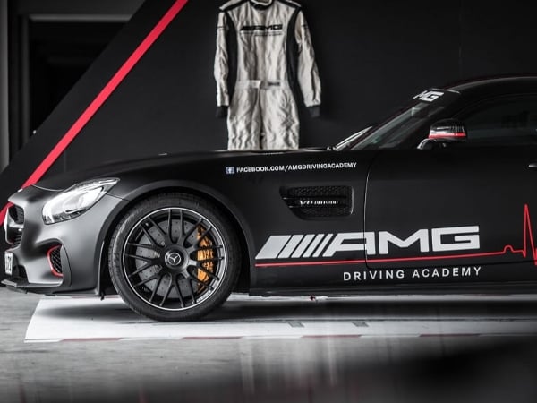 開車竟然不能看前面？！AMG 駕駛學院不僅教你如何甩尾、飆高速，還可以爽開超跑！