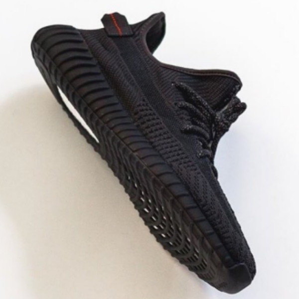 全尺寸補貨！adidas Yeezy 350V2 黑魂「本週」上架，Kanye West 真的朝球鞋之神邁進？