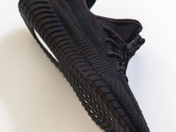 全尺寸補貨！adidas Yeezy 350V2 黑魂「本週」上架，Kanye West 真的朝球鞋之神邁進？