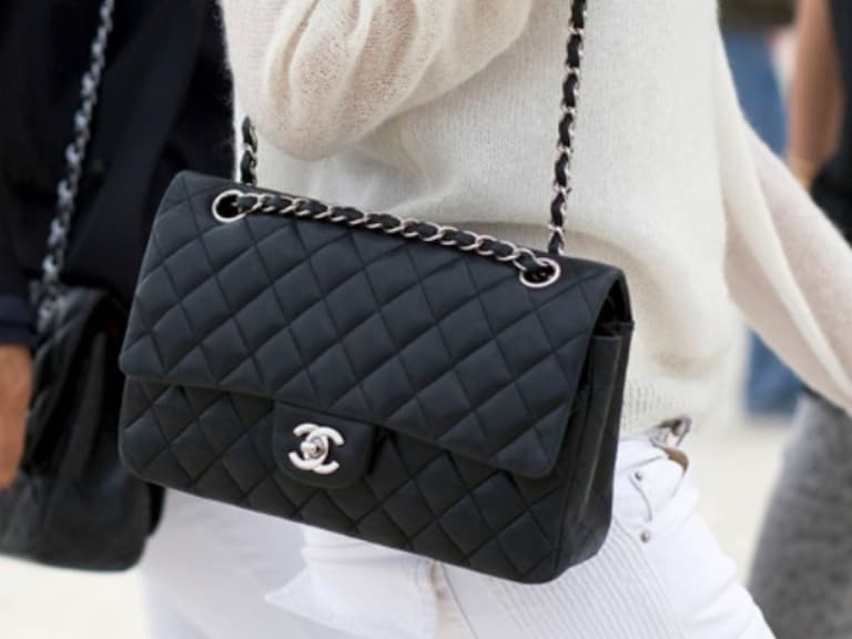 連保證卡都能造假！教你 Chanel、LV⋯等 4 大精品「秒分真假」秘招，朋友的假貨都逃不過你法眼！