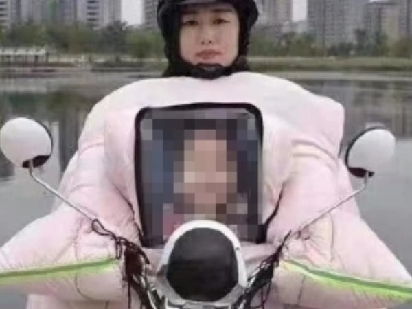 強國人現在流行帶「小孩遺照」騎車？！原來是超獵奇的「親子擋風被」，網友：看得心裡發寒