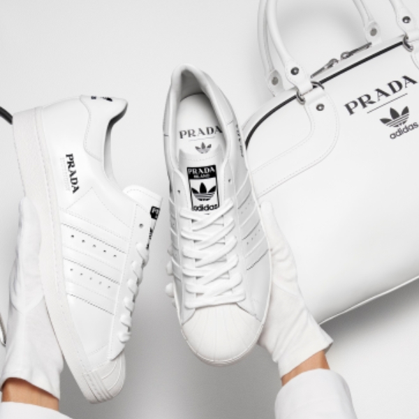 台灣同步發售！Prada x adidas 正式公開，「全球限量 700 雙」最美小白鞋怎麼可以不買？