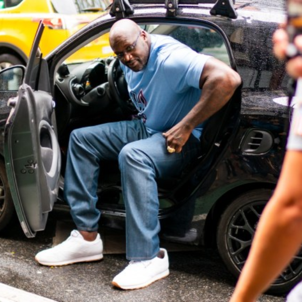 【老 J 推車】正港重量級！細數 NBA 球星俠客歐尼爾 5 輛名車收藏，車頭「超人」標誌太霸氣！