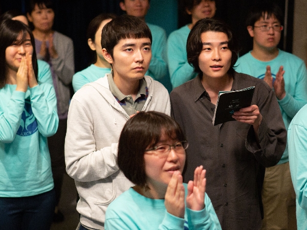 看膩了商業電影爽片？日本鬼才導演新作讓D咖魯蛇潛入邪教組織，結局絕對出乎你意料！
