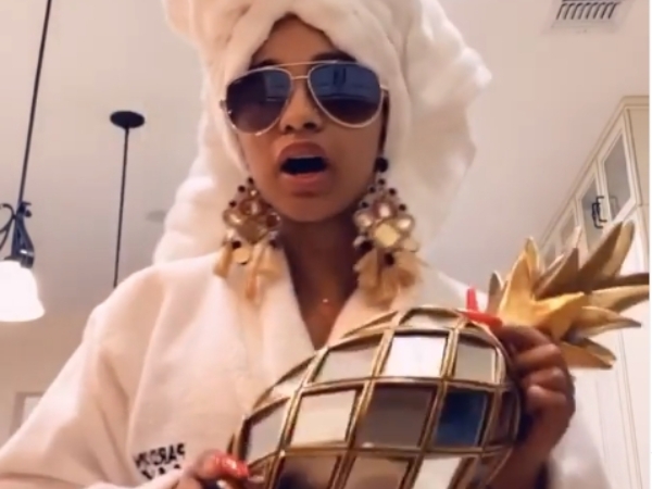 話題女王竟沒出席 AMA?Cardi B 拿鳳梨搞笑自錄獲獎感言,「對不起老娘最近蓬頭垢面」!