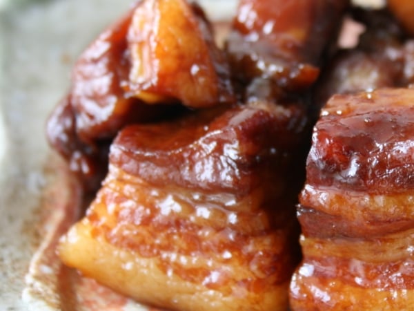 媽媽說不要玩食物!日本爆紅「豬肉角煮疊疊樂」,以後朋友來家裡就這樣玩