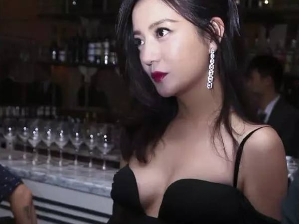 回憶殺！《還珠格格》小燕子、容嬤嬤、爾泰同框合影，趙薇凍齡、另外兩人卻⋯