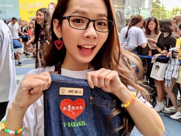滴妹被「他」把走了！？網友神出兩人「緊抱擁吻親密照」直呼：超配的！
